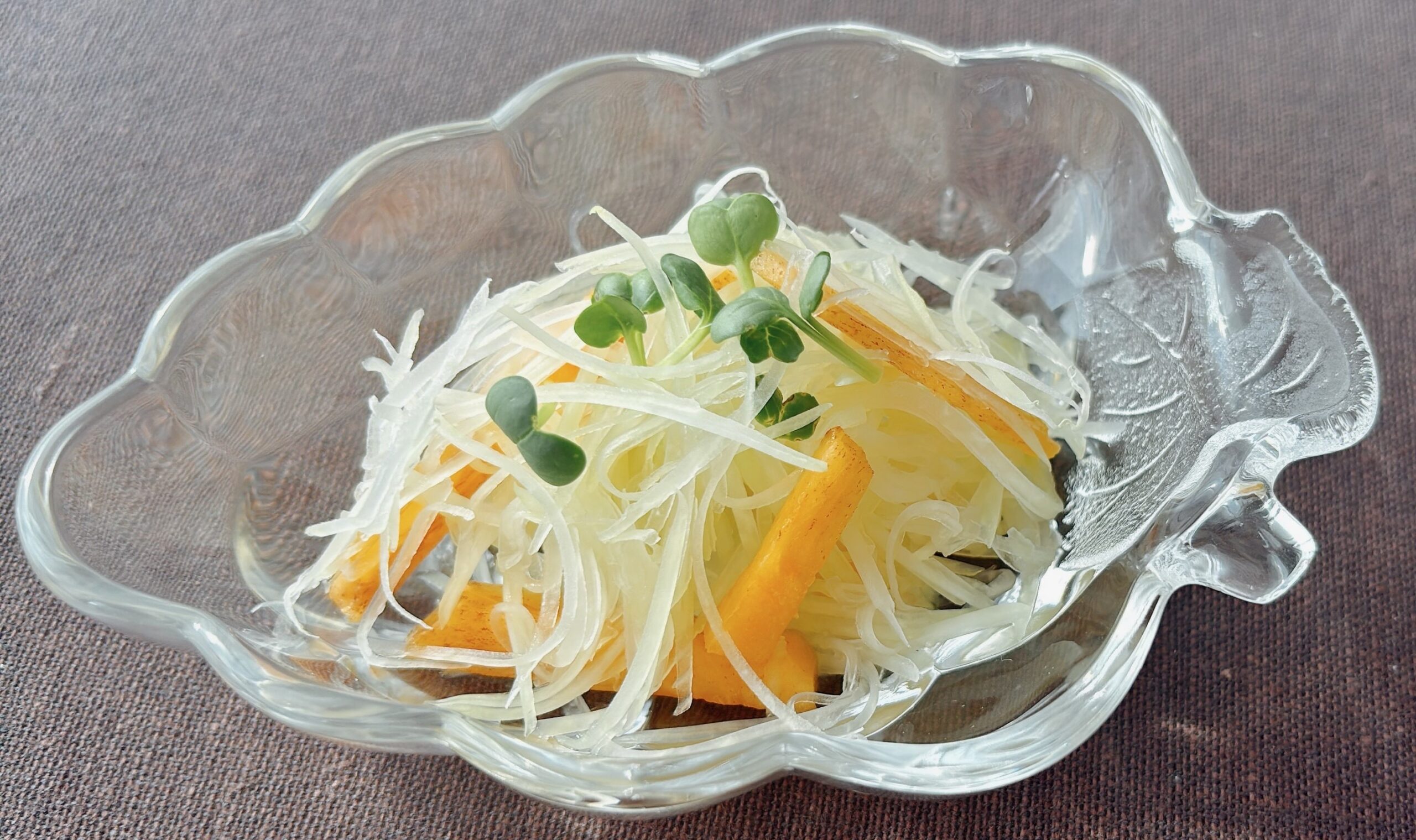 簡単な　青パパイヤの酢の物サラダ
作り方
青パパイヤ1/2個はスライサーなどで千切り。水にさらす。
柿　１個を千切りにする。
「簡単酢」を加えて出来上がり。