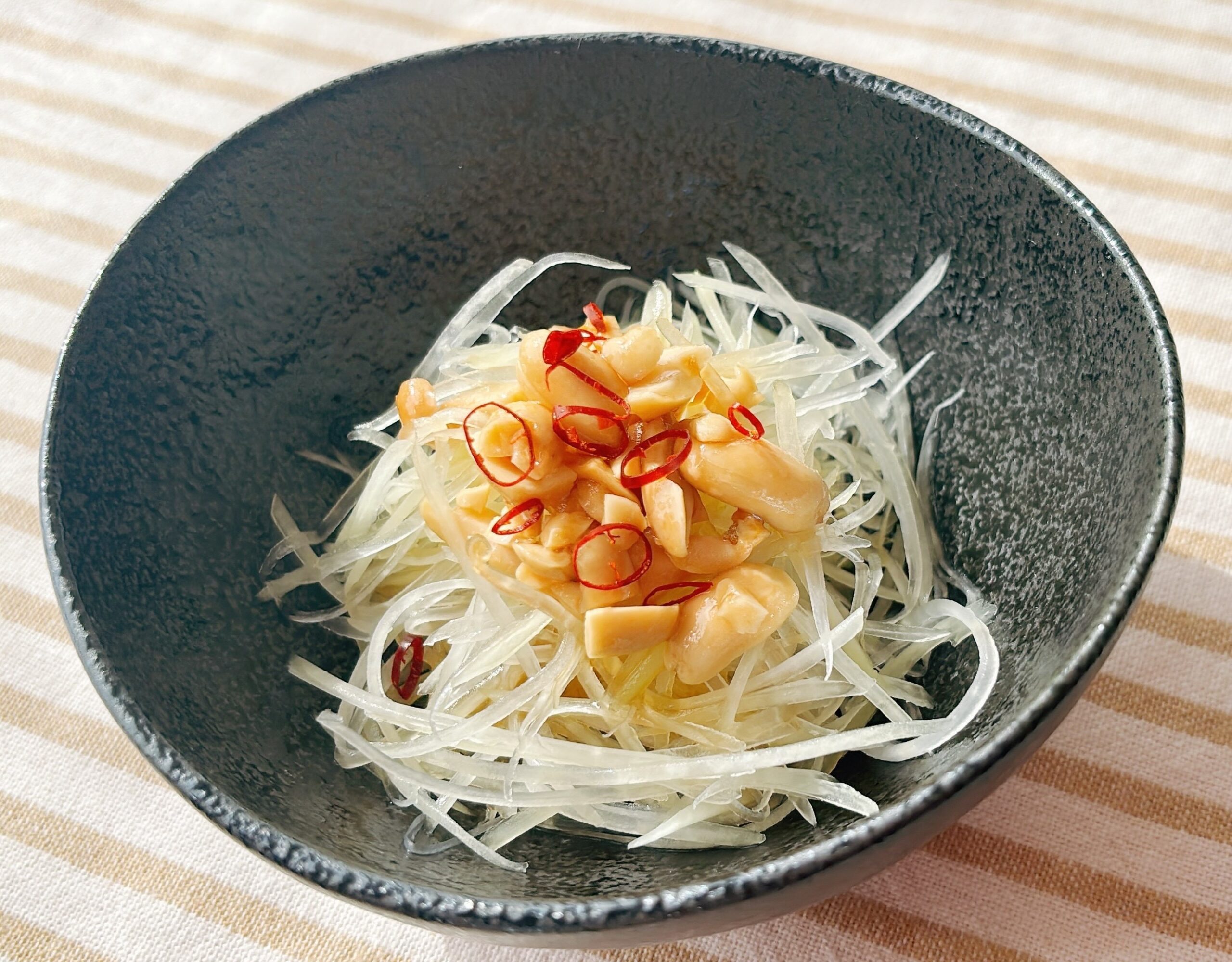 簡単な青パパイヤの美味しいサラダ
材料
①青パパイヤ１個はスライサーで千切りし水にさらしておく。
②ピーナッツ30gは軽く砕いておく。
③ポン酢大さじ2杯に胡麻油小さじ１杯、砂糖大さじ2杯を加える.。
④ ①②をタレと和えて召し上がってください。
とても簡単で美味しいサラダです。