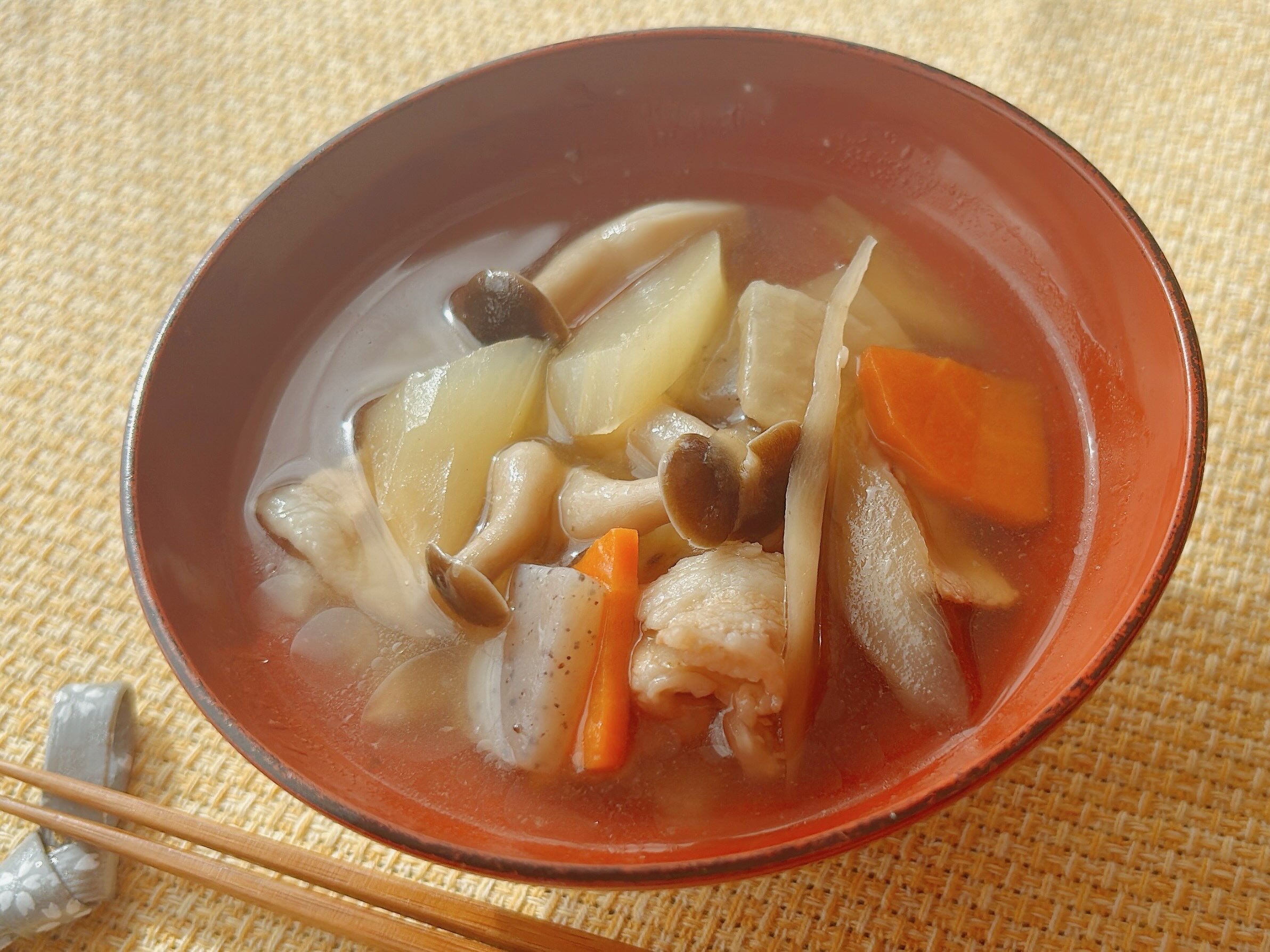 青パパイヤを使った、美味しい簡単なけんちん汁
材料と作り方
青パパイヤ　　100g
人参、玉ねぎ、1/2
あれば里芋  3個
しめじ　　　　1袋
油揚げ　　　　２枚
ごま油の　　大さじ1〜2
めんつゆ　　大さじ3〜4
水  500CC程度
材料をごま油で炒める
水を加えてあじを整えて出来上がり