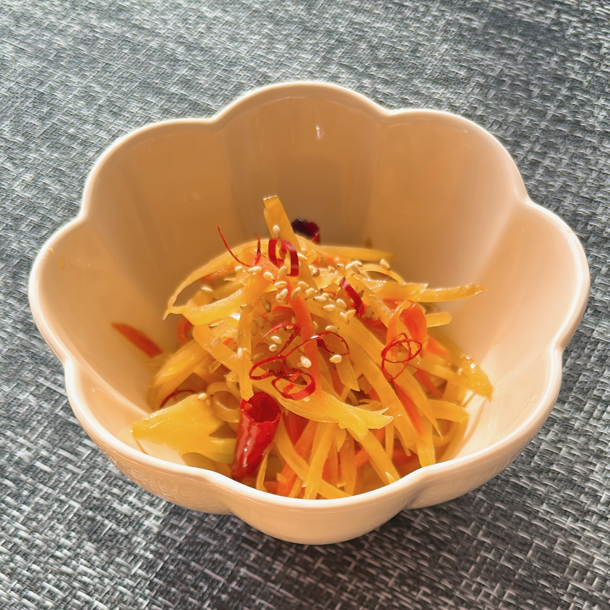 ＜青パパイヤの簡単きんぴら＞

シャキシャキ食感がおいしい、
ごはんによく合う簡単レシピです。

【材料（2 人分）】
・青パパイヤ 100g
・にんじん 50g
・ごま油 小さじ 1
・しょうゆ 大さじ 1
・砂糖 小さじ 1
・白ごま 適量

【作り方】
① 青パパイヤとにんじんを細切りにする
② フライパンにごま油を入れて炒める
③ しょうゆ、砂糖を加えて炒め合わせる
④ 白ごまをかけたら完成！

【ポイント】
シャキシャキ感を残すため、炒めすぎないのがおすすめです。
